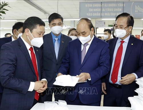 Chủ tịch nước Nguyễn Xuân Phúc dự Lễ phát động thi đua ngành dệt may và da giày